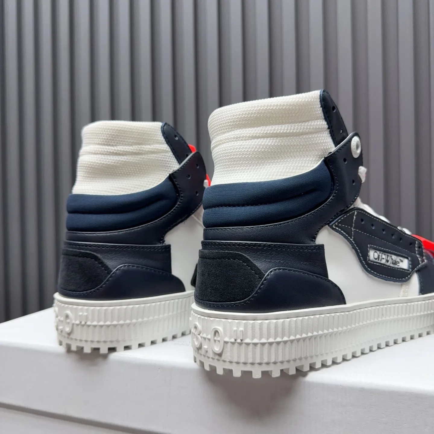 [OFF WHITE] P: 740💰Couple model👫, Size: Female 35-40. Male 39-44 (45.46 customized) High-quality version👊 "Out of office" series original molding, original lasting, production process 1:1 original ➰OFF GRAY WHITE OW ➰ First-layer cowhide, imported skin-friendly and environmentally friendly polyester mesh, original molding, high elasticity and environmentally friendly molding pad Made with the original lasting process. The original molded rubber outsole (never yellows and deforms) has a super correct shape, bright color and strong three-dimensional effect👍. Packaging💯Full set of packaging synchronized with the official website (branded paper, certificate of quality, branded cloth bag)